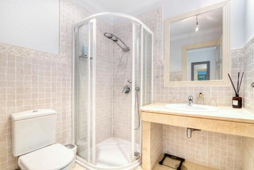 een badkamer met een douche, een toilet en een wastafel bij Gadea 11-2 in Altea