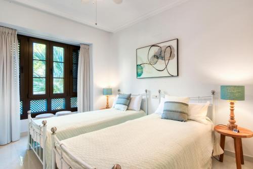 twee bedden in een kamer met twee ramen bij Gadea 11-2 in Altea