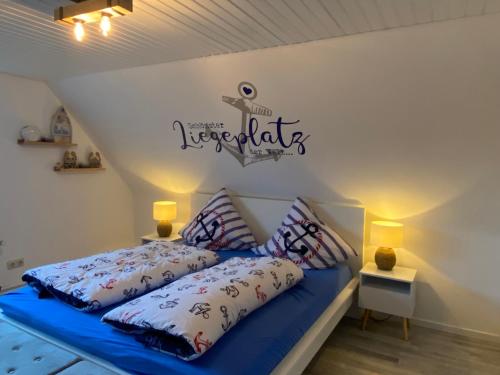 two beds in a room with a sign on the wall at Hus Heideblick -zwischen Natur und Nordsee- in Sankt Michaelisdonn