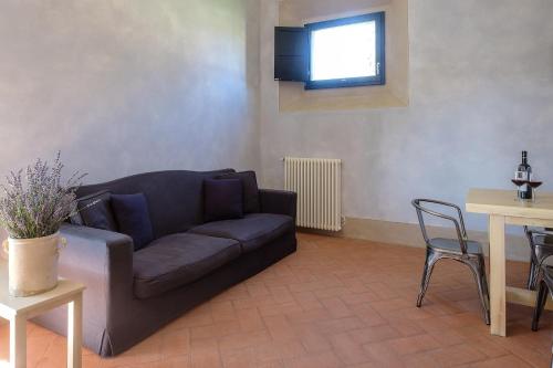 a living room with a couch and a table at Tenuta San Jacopo - Agriturismo in Cavriglia