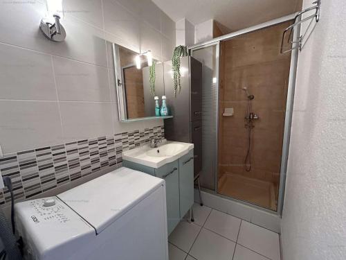 un bagno con doccia, lavandino e WC di NP060-B08 Appartement 2 pièces 1 chambre, Narbonne Plage a Narbonne-Plage
