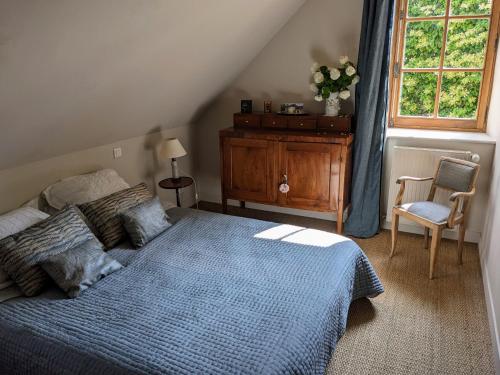 une chambre avec un lit, une commode et une fenêtre dans l'établissement Domaine de La Lipomerie - LA BERGERIE, à Gâprée