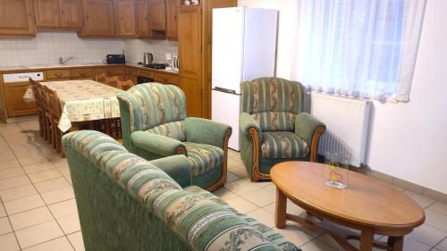 - une cuisine avec 2 chaises, une table et une table dans l'établissement Au bord de la riviere, à Douzy