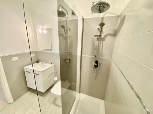 une salle de bain avec une douche avec des toilettes et un lavabo dans l'établissement Palais Royal Croisette GIA5407, à Cannes