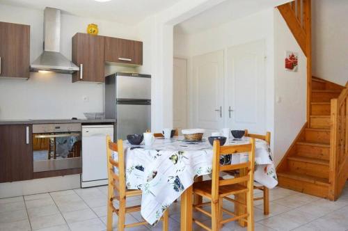 une cuisine avec une table et des chaises dans une cuisine dans l'établissement NP110-004 Maison 4 pièces Mezzanine, Narbonne Plage, à Narbonne-Plage
