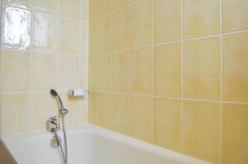 une salle de bain avec baignoire et douche dans l'établissement NP110-004 Maison 4 pièces Mezzanine, Narbonne Plage, à Narbonne-Plage