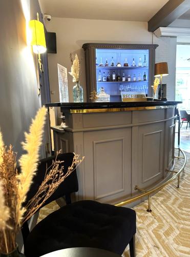 Μια τηλεόραση ή/και κέντρο ψυχαγωγίας στο The Originals Boutique, Hôtel Auberge du Forgeron, Lille Sud