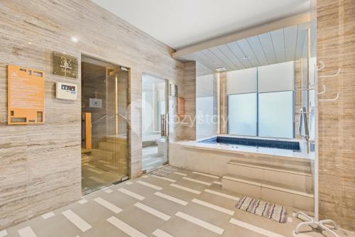 ein Badezimmer mit Dusche und Glastür in der Unterkunft Amica by Kozystay - Tanjung Barat in Jakarta