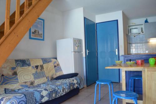 un salon avec un canapé et une cuisine dans l'établissement NP140-235 Pavillon 3 pièces, 2 chambres Narbonne Plage, à Narbonne-Plage