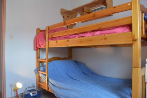 - une chambre avec 2 lits superposés et des draps bleus dans l'établissement NP140-235 Pavillon 3 pièces, 2 chambres Narbonne Plage, à Narbonne-Plage