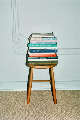 a pile of books sitting on top of a stool at stilwerk Strandhotel Blankenese in Hamburg