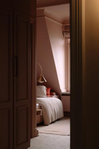 a bedroom with a bed and a window at stilwerk Strandhotel Blankenese in Hamburg