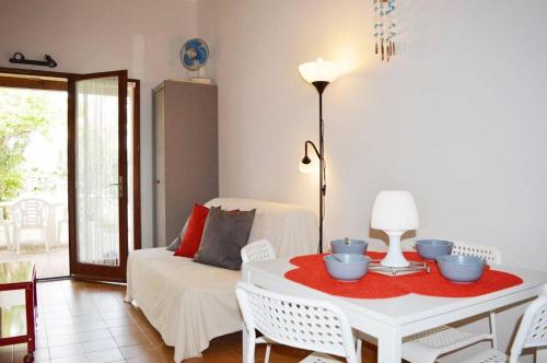 un salon avec une table et un canapé dans l'établissement NP160-391 Pavillon Studio Mezzanine, Narbonne Plage, à Narbonne-Plage