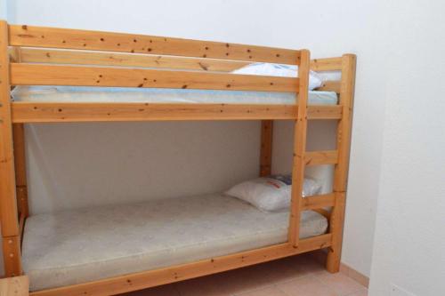quelques lits superposés dans une chambre dans l'établissement NP150-072 Pavillon 3 pièces, Narbonne Plage, à Narbonne-Plage