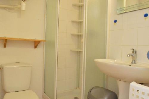 une petite salle de bain avec toilettes et lavabo dans l'établissement NP150-072 Pavillon 3 pièces, Narbonne Plage, à Narbonne-Plage