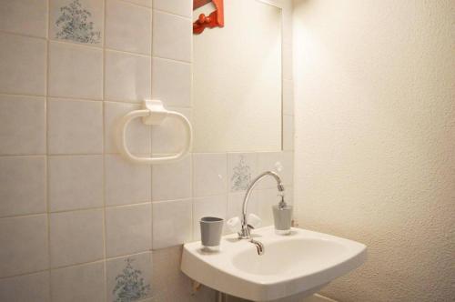 une salle de bain avec un lavabo et un miroir dans l'établissement NP160-391 Pavillon Studio Mezzanine, Narbonne Plage, à Narbonne-Plage