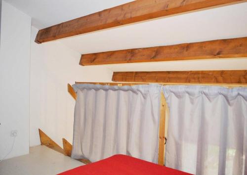 une chambre avec une fenêtre et un rideau dans l'établissement NP160-391 Pavillon Studio Mezzanine, Narbonne Plage, à Narbonne-Plage