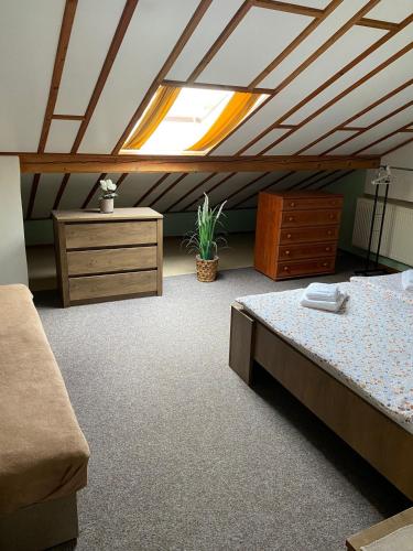 Postel nebo postele na pokoji v ubytování Apartmán Na Ostrově Beroun