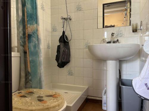 une salle de bain avec un lavabo, des toilettes et une douche dans l'établissement NP160-441 Pavillon 2 pièces mezzanine, Narbonne Plage, à Narbonne-Plage