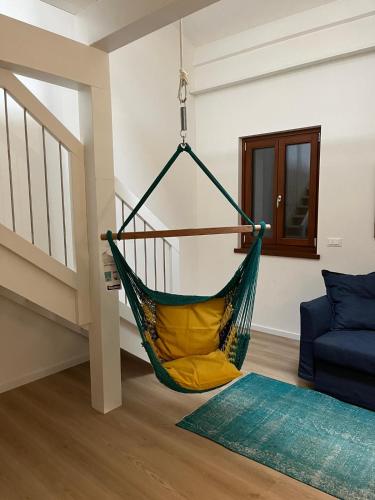 a hammock hanging in a living room at Delizioso Attico Calle Lunga 2 in Grado
