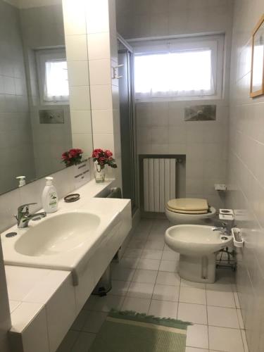een badkamer met wastafel en toilet bij Villa Degli Olivi in Pula