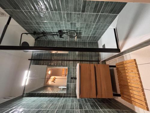 Cette chambre est dotée d'un plafond avec du carrelage vert. dans l'établissement Apartment La Grande Chaume by Interhome, à Les Deux Alpes