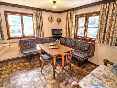 Televízia a/alebo spoločenská miestnosť v ubytovaní Apartment Haflingerhof Enzian by Interhome
