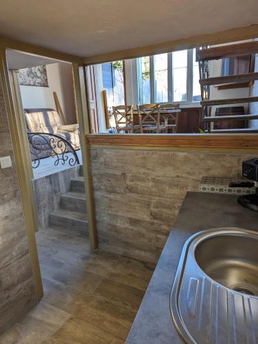 La salle de bains est pourvue d'un lavabo en métal. dans l'établissement Petit loft, à Elne