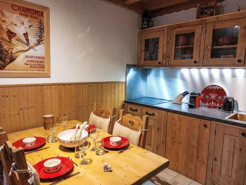 une salle à manger avec une table et une cuisine dans l'établissement Apartment Le clos Alpin by Interhome, à Saint-Gervais-les-Bains
