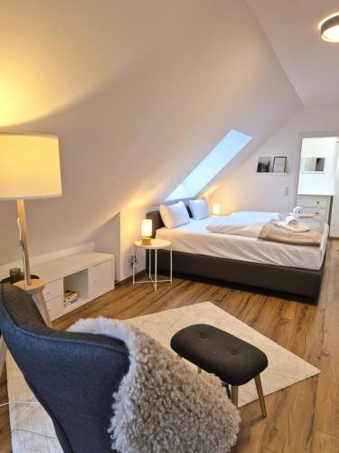 une chambre avec un lit, une chaise et un canapé dans l'établissement Winterberg Appartement 21133, à Winterberg