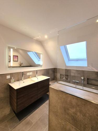 une salle de bain avec deux lavabos et une grande fenêtre dans l'établissement Winterberg Appartement 21133, à Winterberg