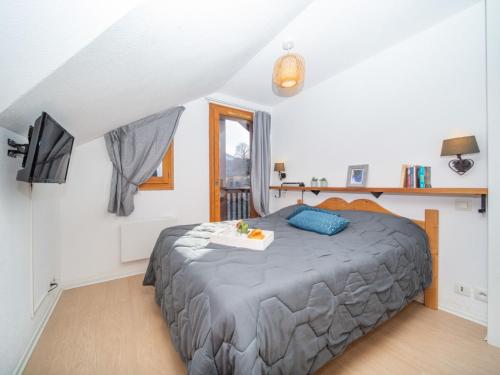 En eller flere senge i et værelse på Apartment Les Alpages du Corbier-10 by Interhome