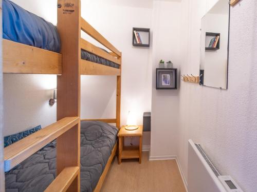 Cette petite chambre comprend 2 lits superposés et un bureau. dans l'établissement Apartment Les Alpages du Corbier-10 by Interhome, au Corbier