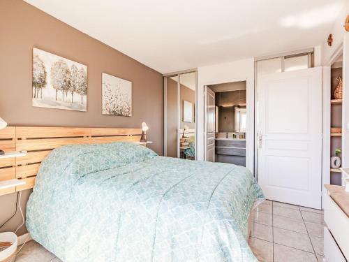 une chambre avec un lit avec un couvre-lit bleu dans l'établissement Apartment Le Paladien by Interhome, à Fréjus