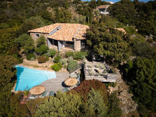 une vue aérienne d'une maison avec piscine dans l'établissement Les Villas de Palombaggia, à Porto-Vecchio