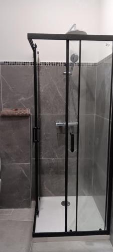 Bilik mandi di Magnifique Studio piscine et parking privé