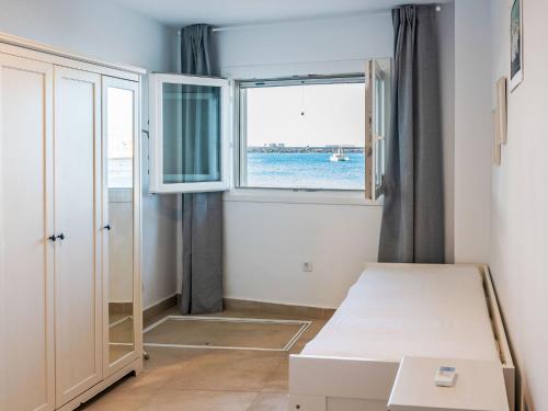 Una pequeña habitación con una cama y una ventana. en Apartment Daura by Interhome, en Arinaga