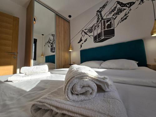 Postel nebo postele na pokoji v ubytování Apartman Sihrovski - Vila Pekovic Blue Zlatibor