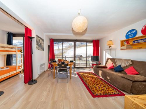 un salon avec un canapé et une table dans l'établissement Studio Baikonour-9 by Interhome, au Corbier