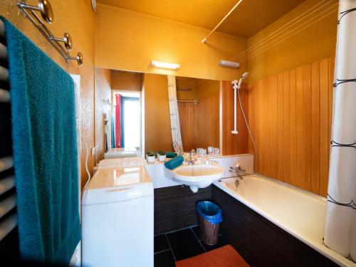 une salle de bain avec un lavabo, des toilettes et une baignoire dans l'établissement Studio Baikonour-9 by Interhome, au Corbier