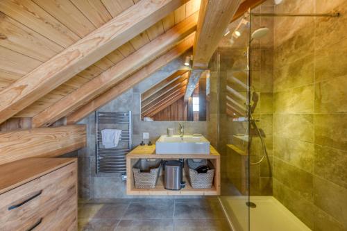 a bathroom with a sink and a shower at Magnifique Appartement Le Taillefer in Villard-Reculas