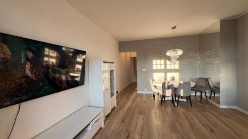 a dining room with a dining table and a dining at Long Island in Grudziądz