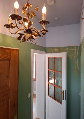 a chandelier hanging from a ceiling in a room at Apartment Leopold mit Balkon in Coburg