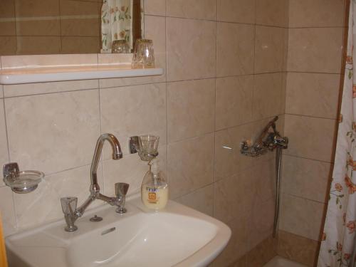 Koupelna v ubytování Hotel Inomaos