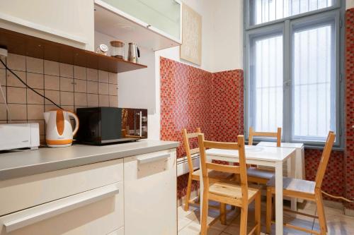 Kuchyňa alebo kuchynka v ubytovaní Quiet Cozy Apartment in Party Street e1