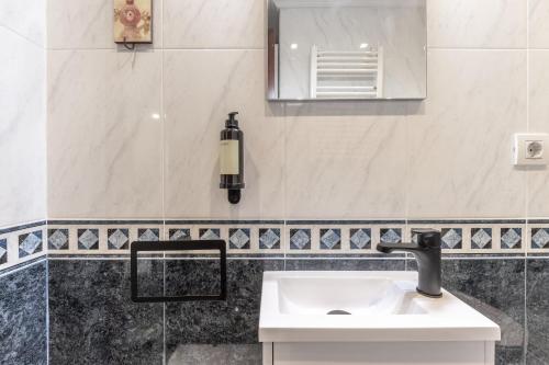 un bagno con lavandino e specchio di Durango Cozy by Aston Rentals a Durango