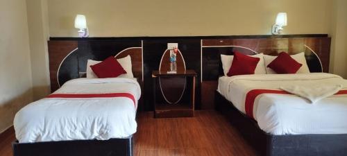 Postel nebo postele na pokoji v ubytování Chitwan Palace