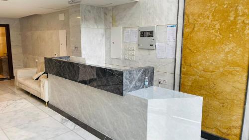 a counter in a room with a counter top at فندق اوتادالمتحدة الذهبي الروضة 4 in Al Khansāk