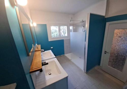 une salle de bain avec un lavabo blanc et une douche dans l'établissement Les Virgiles Ste-Maxime, appt climatisé pour 4 pers avec vue sur la piscine, parking, à Sainte-Maxime
