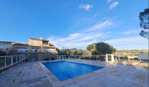 une piscine devant une maison dans l'établissement Les Virgiles Ste-Maxime, appt climatisé pour 4 pers avec vue sur la piscine, parking, à Sainte-Maxime